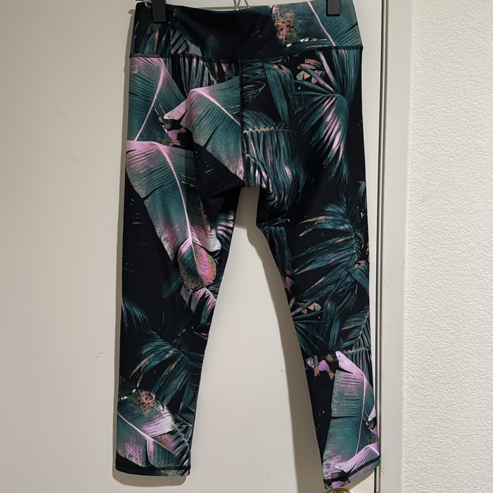 Fabletics Define PowerHold Mid-Rise Capri - Picture 3 of 6